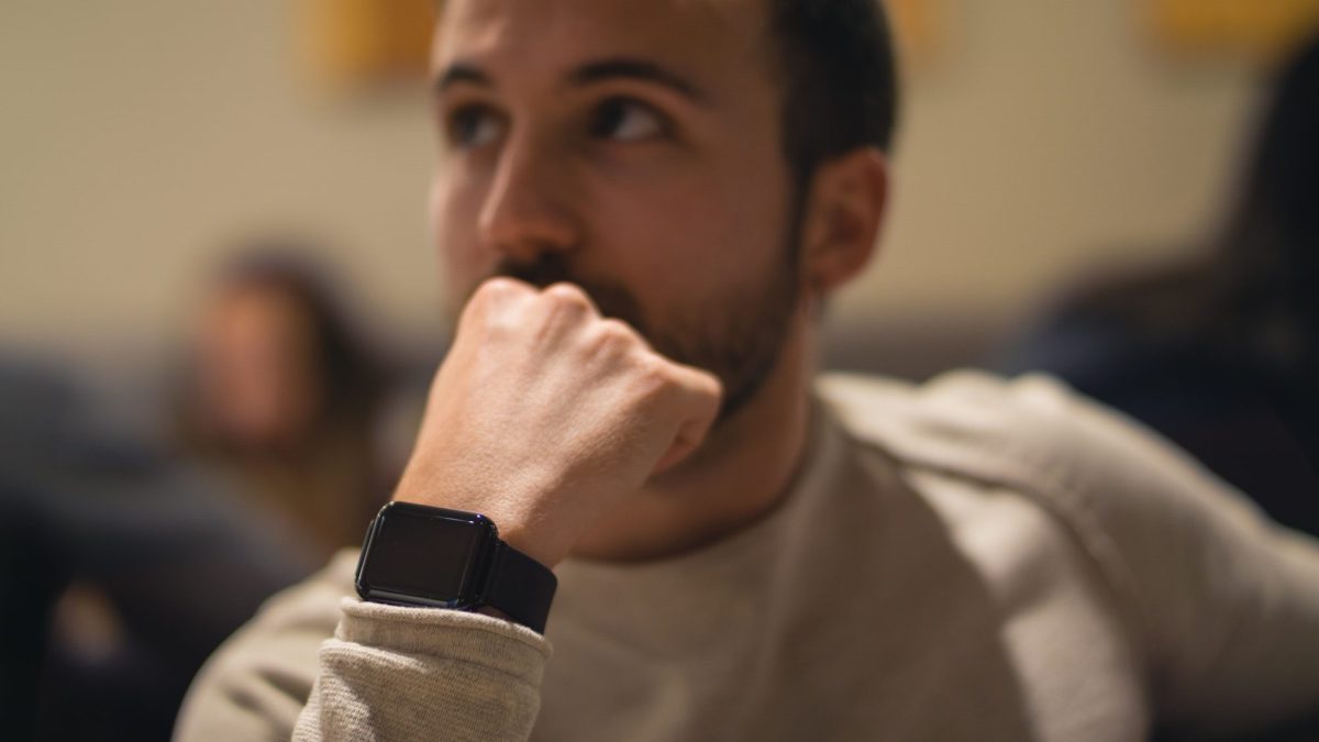 Person trägt eine schwarze Apple Watch am Handgelenk.