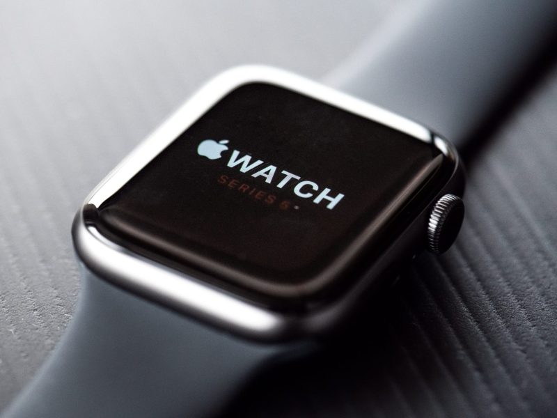 Schwarze Apple Watch mit Logo auf dem Display.