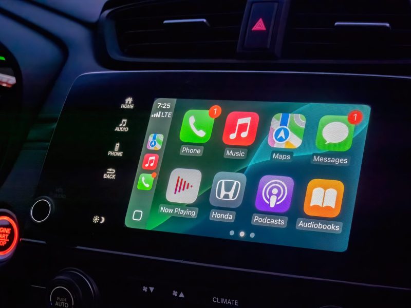 Apple CarPlay wird auf einem Auto-Display angezeigt.
