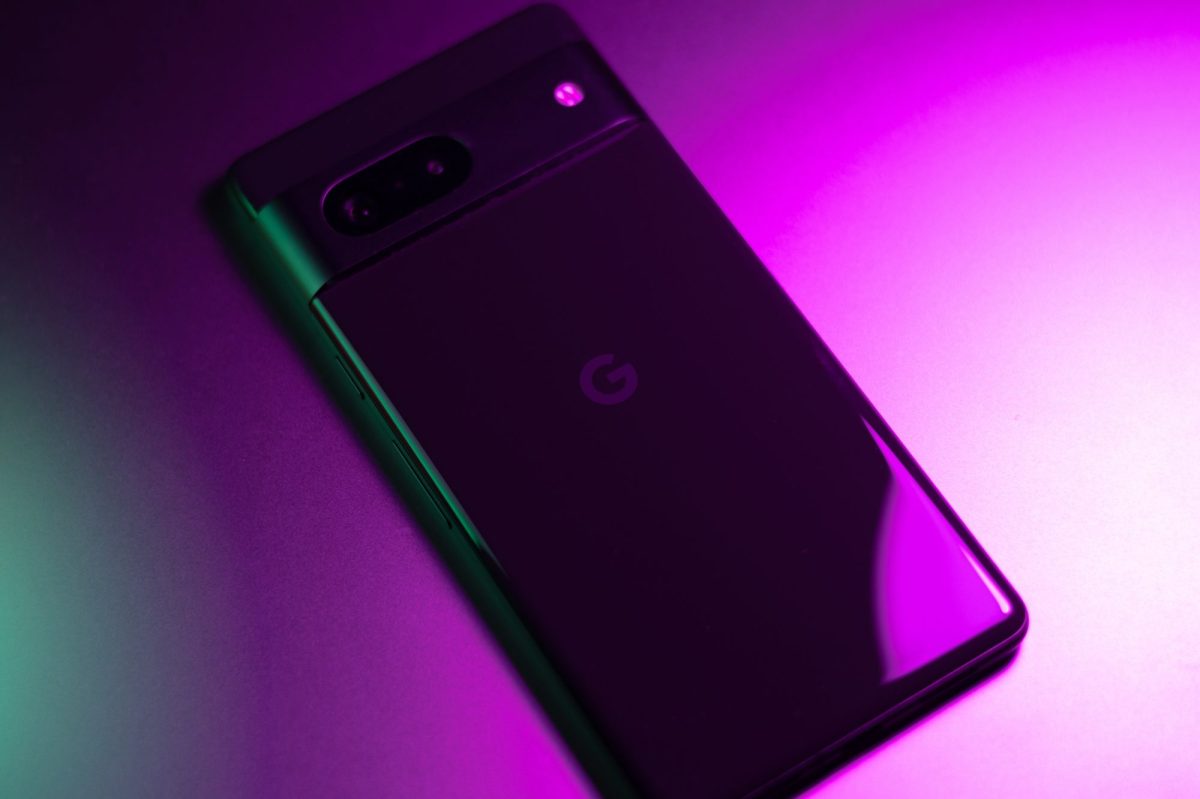 Rückseite eines Google Pixel-Handys auf violetten Hintergrund