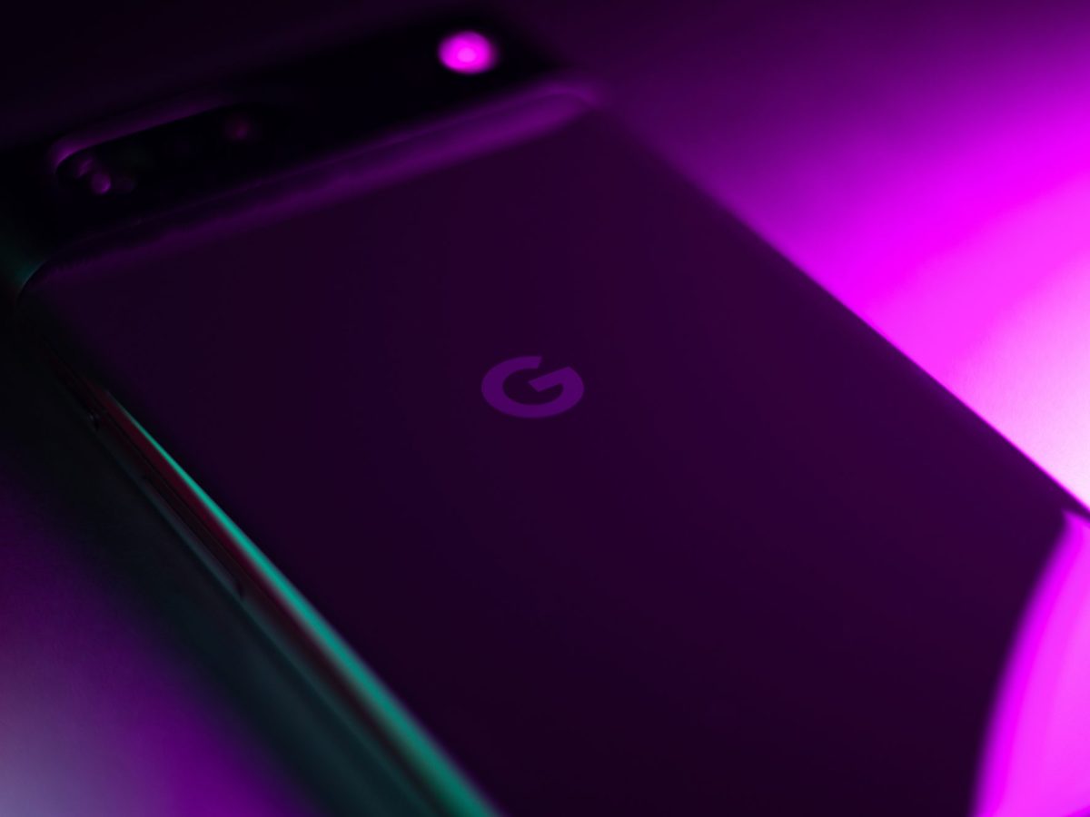 Google Pixel-Handy in lila Licht.