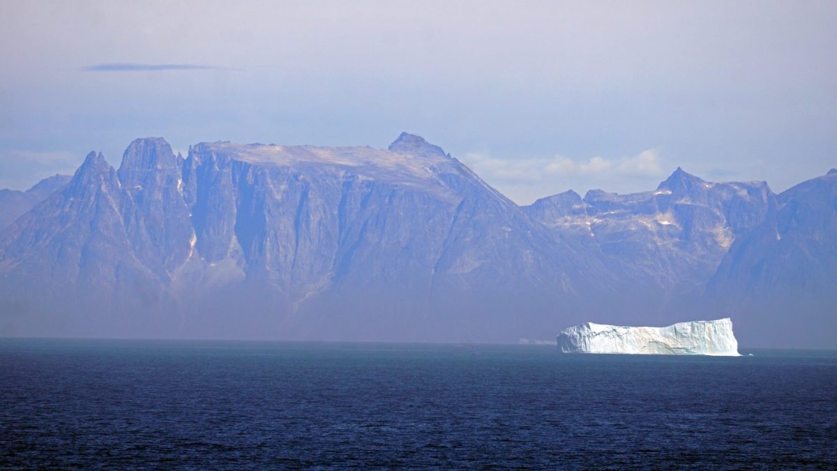 Eisberg treibt vor der Küste Grönlands