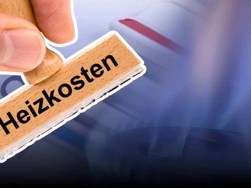 Person hält einen Stempel mit der Aufschrift 