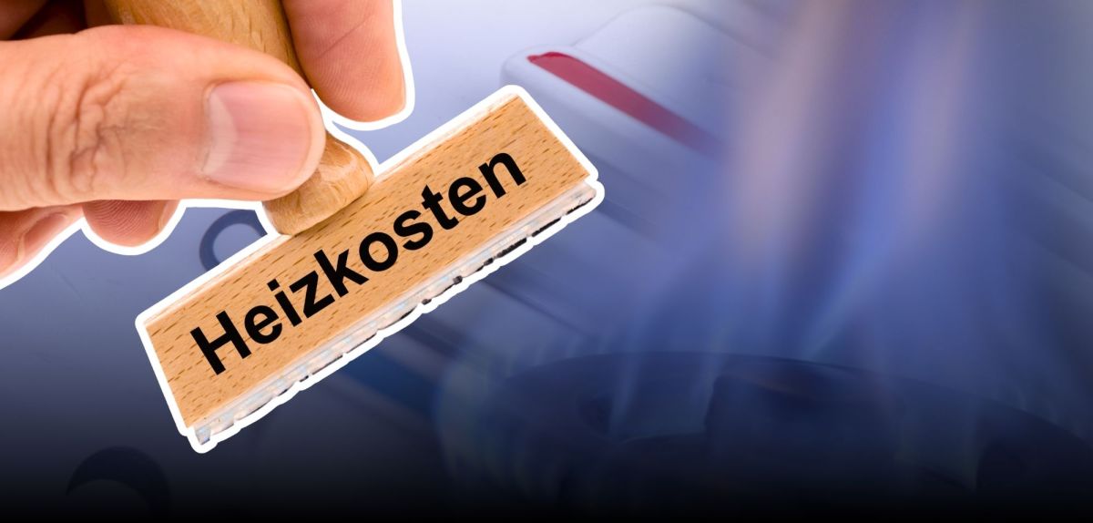 Person hält einen Stempel mit der Aufschrift 
