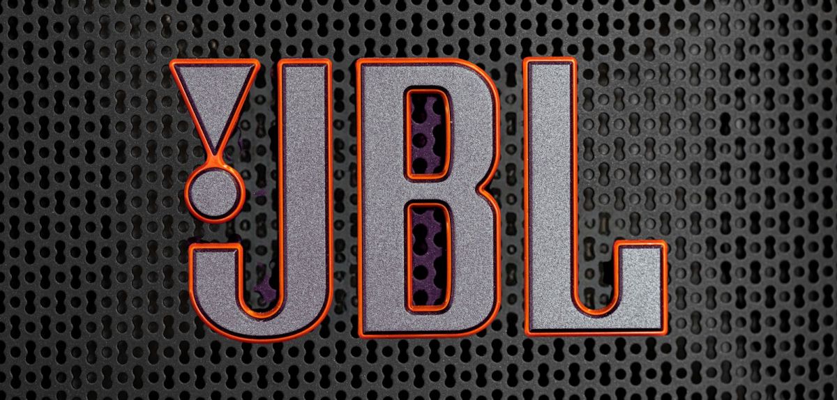 Logo von JBL auf Bluetooth-Box