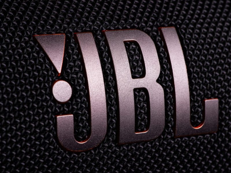 JBL-Logo auf einer Bluetooth-Box.