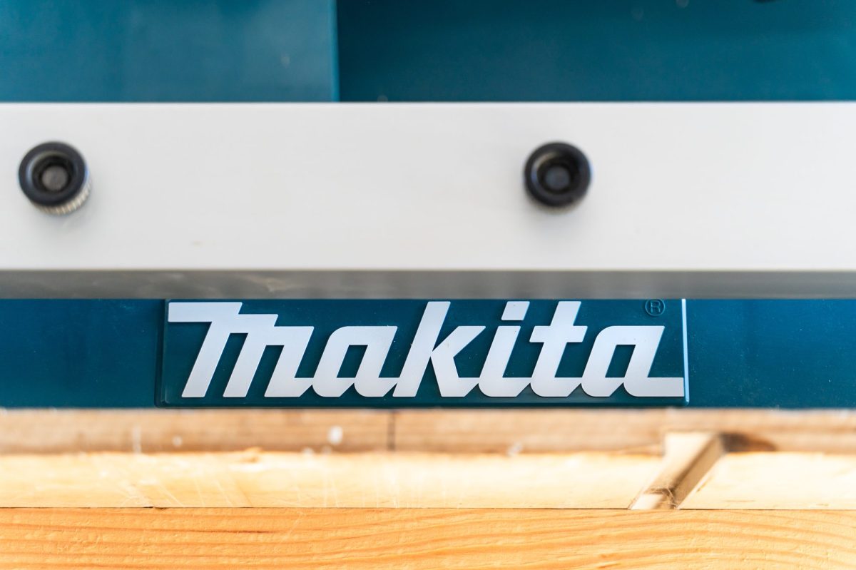 Makita-Zeichen auf blauem Hintergrund.