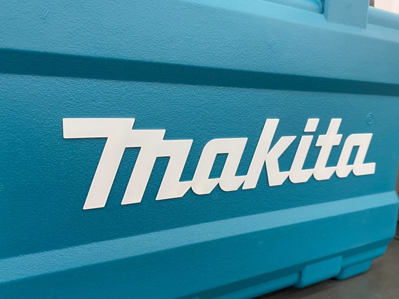 Makita-Logo auf blauem Hintergrund