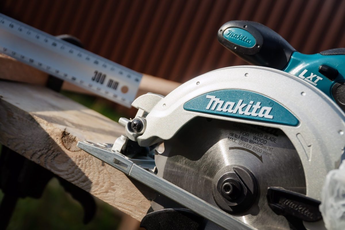 Eine Makita-Handkreissäge bei der Arbeit.