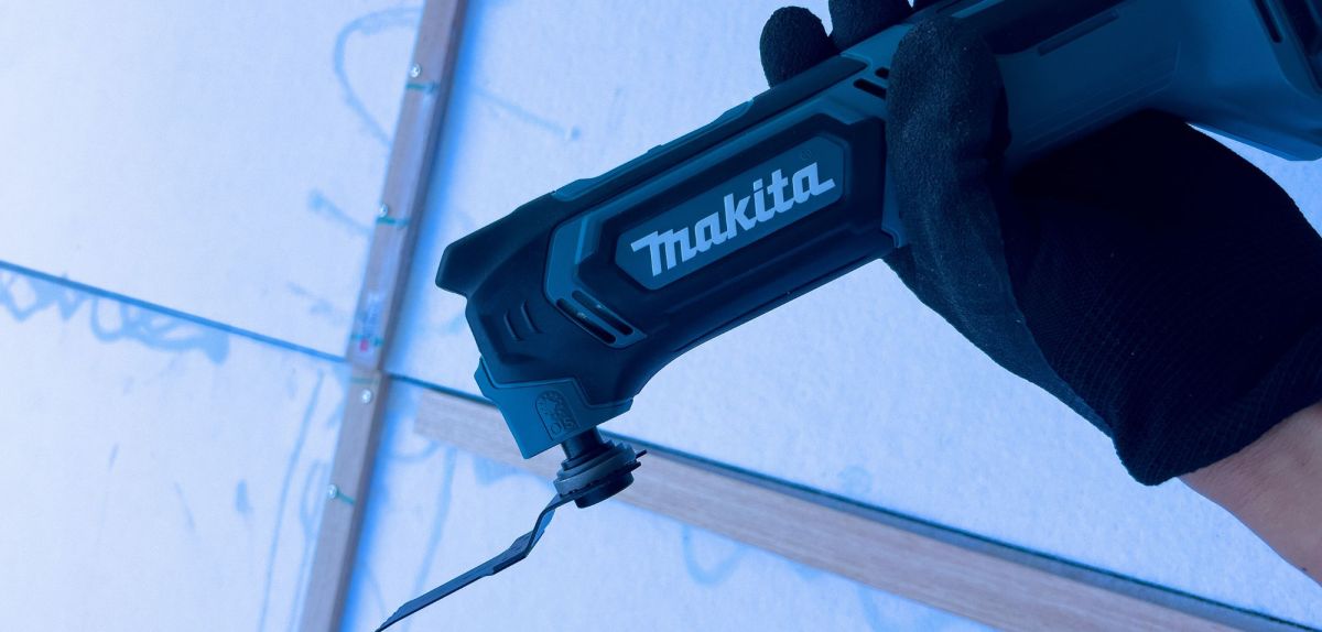 Person arbeitet mit einem Makita Multitool.