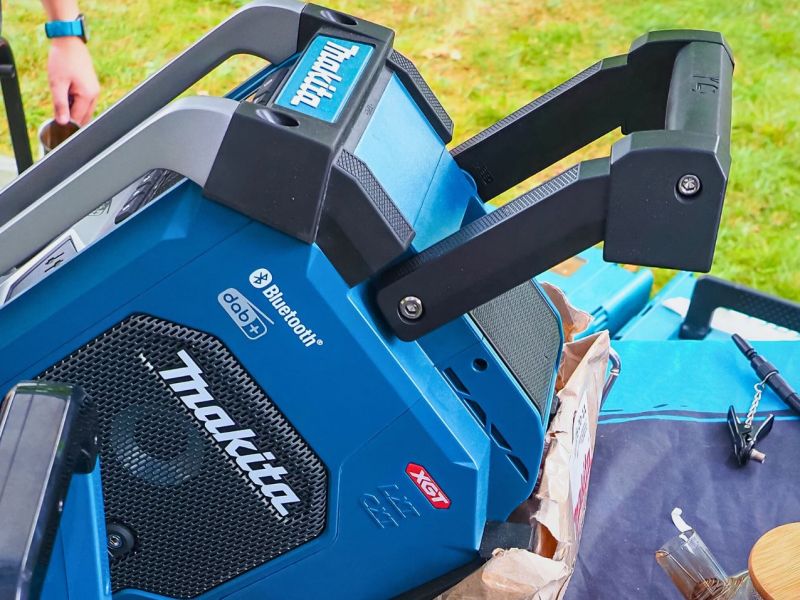 Bluetooth-Lautsprecher von Makita auf einem Tisch im Garten