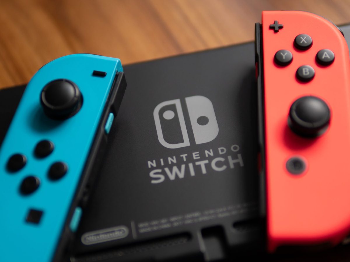 Nintendo Switch-Controller auf dem Karton der Konsole.
