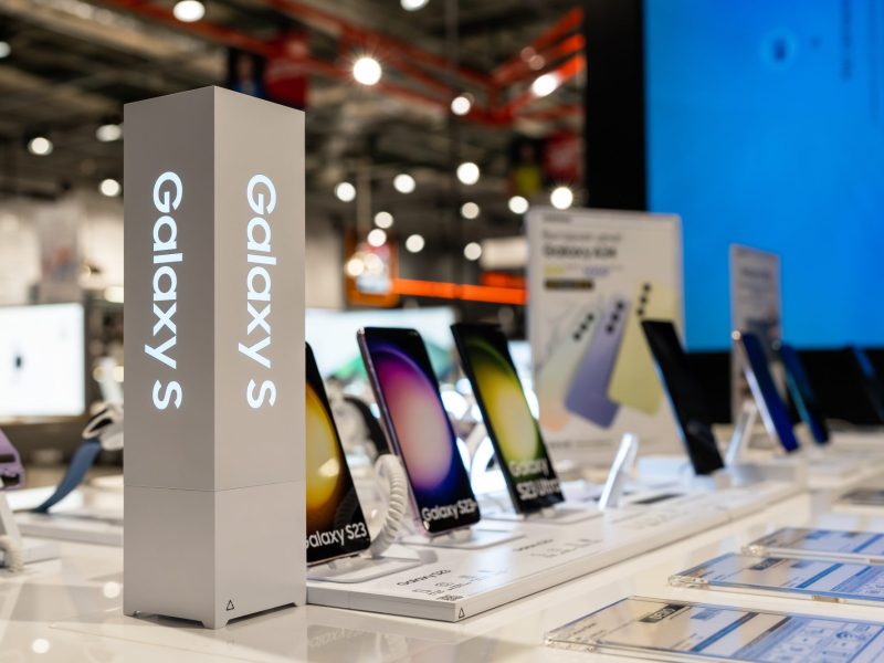 Auslage in einem Geschäft mit Samsung Galaxy-Handys.