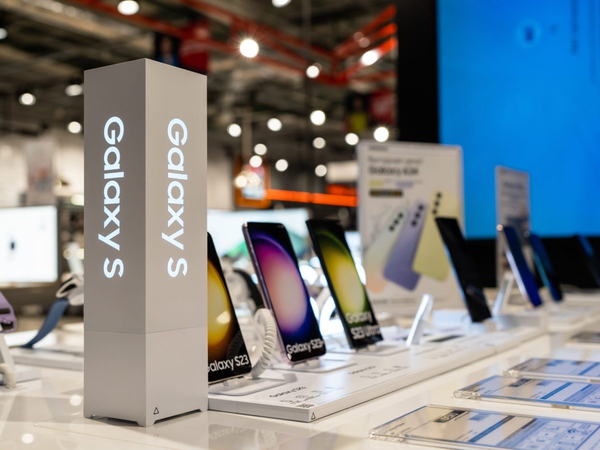 Auslage in einem Geschäft mit Samsung Galaxy-Handys.