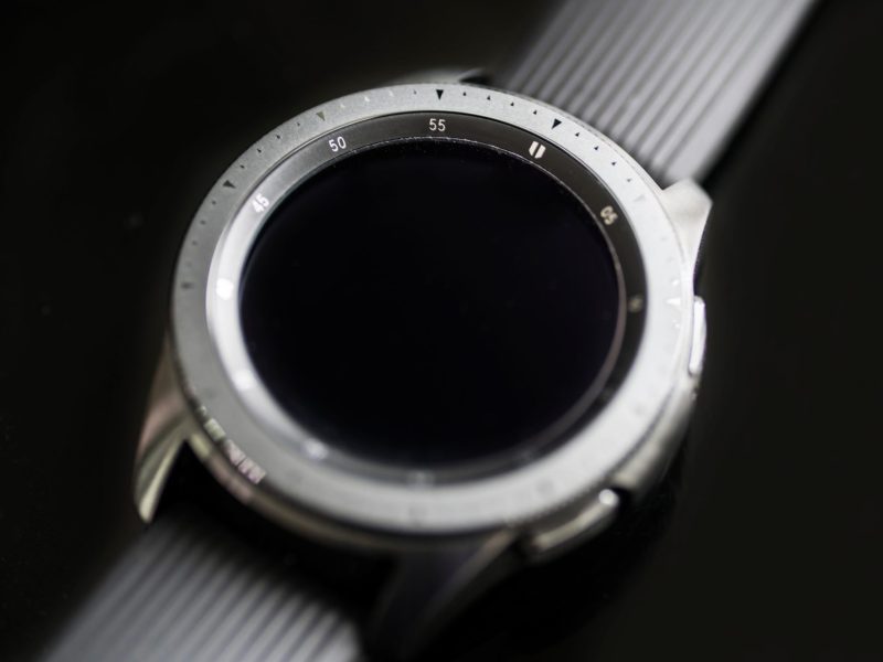 Ausgeschaltetet Samsung Galaxy Watch auf schwarzem Grund. (Symbolbild)