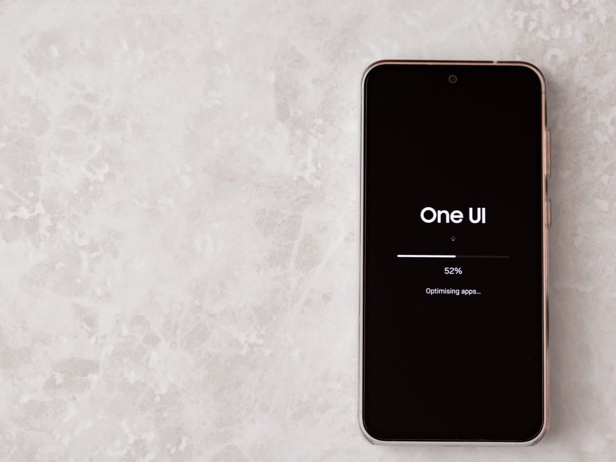 Auf einem Handy wird ein One UI-Update durchgeführt.