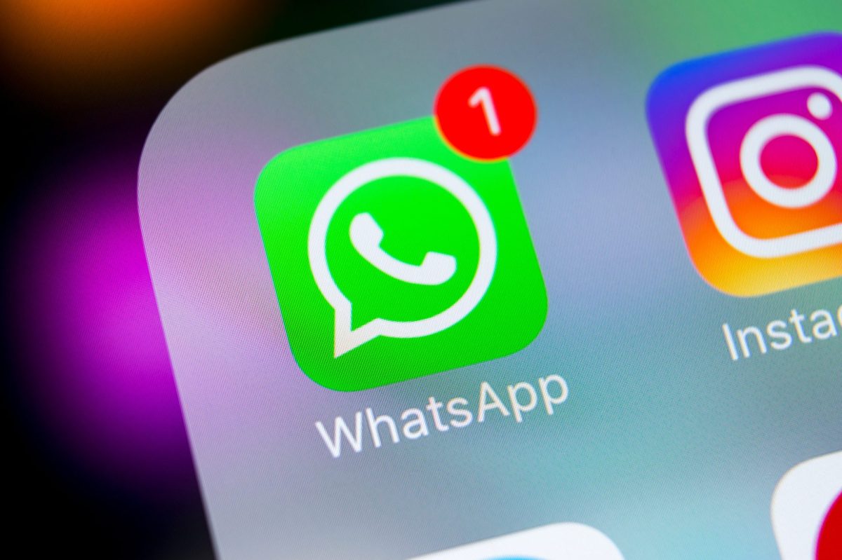 WhatsApp-Symbol auf einem Handybildschirm.