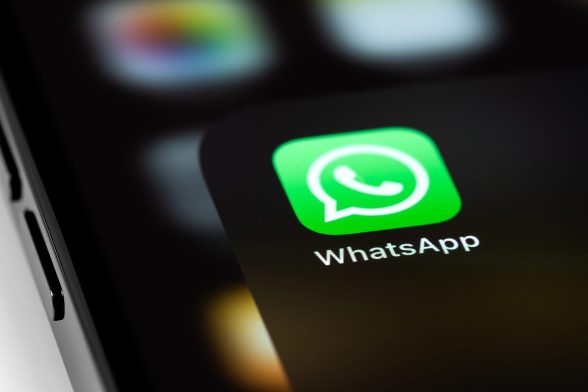 WhatsApp-Icon auf einem Handybildschirm.