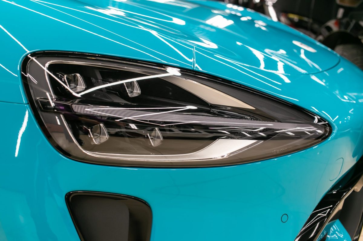 Detailaufnahme eines Elektroautos von Xiaomi.