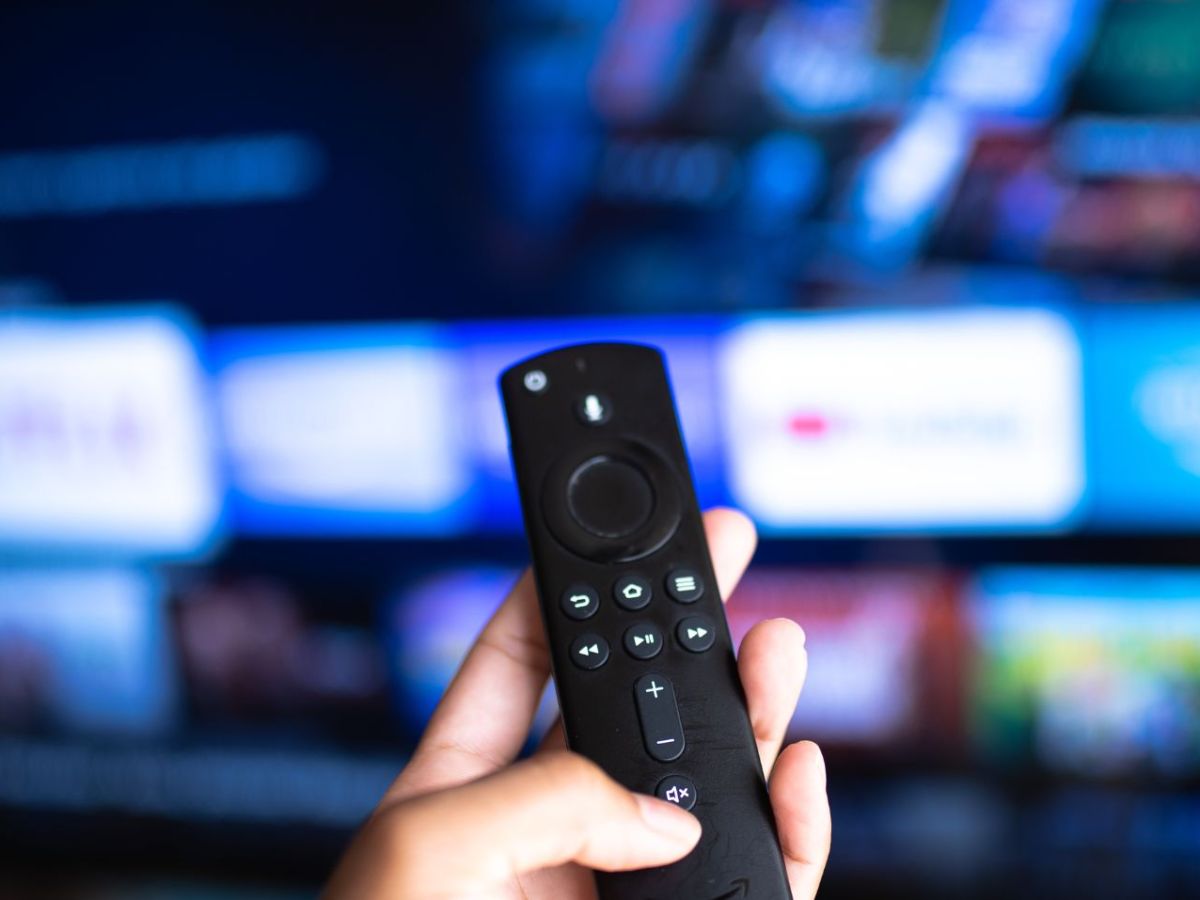 Hand hält Amazon Fire TV Stick.