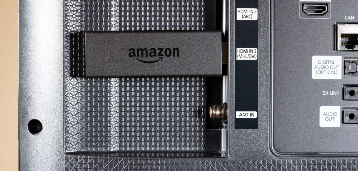 Ein Amazon Fire TV Stick an einem Fernsehgerät.