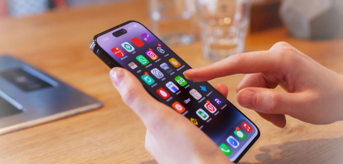 Verschiedene Apps werden auf einem Smartphone angezeigt