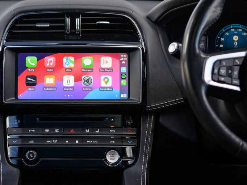 Android Auto wird auf einem Fahrzeug-Display angezeigt.