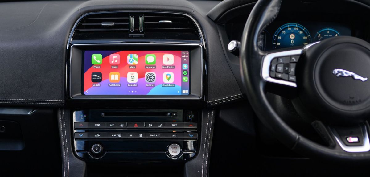 Android Auto wird auf einem Fahrzeug-Display angezeigt.