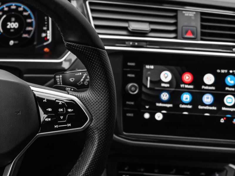 Innenraum eines Autos mit Lenkrad und Auto-Display.