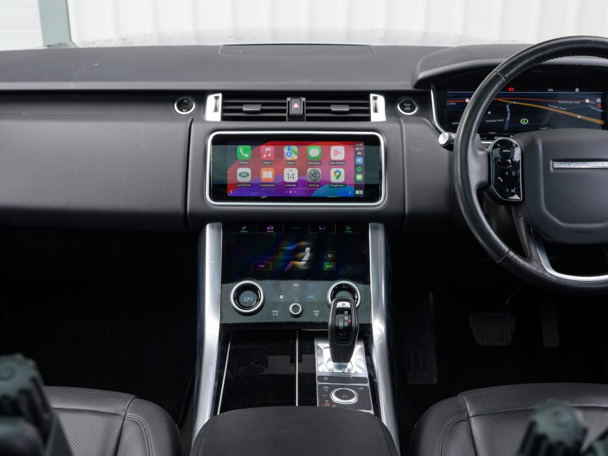 Innenraum eines Fahrzeugs mit Display