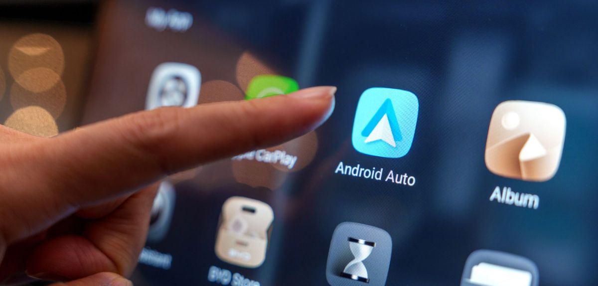 Android Auto-App wird auf einem Fahrzeugbildschirm angezeigt.