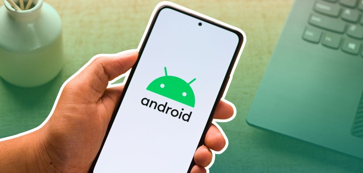 Android-Logo auf einem Smartphone
