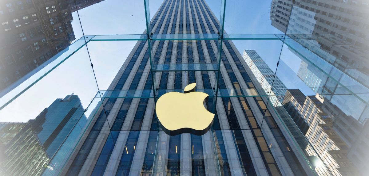 Apple Logo vor Hochhaus.