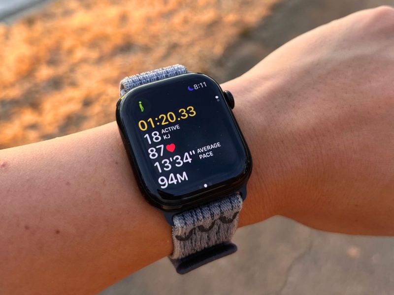 Apple Watch am Handgelenk.