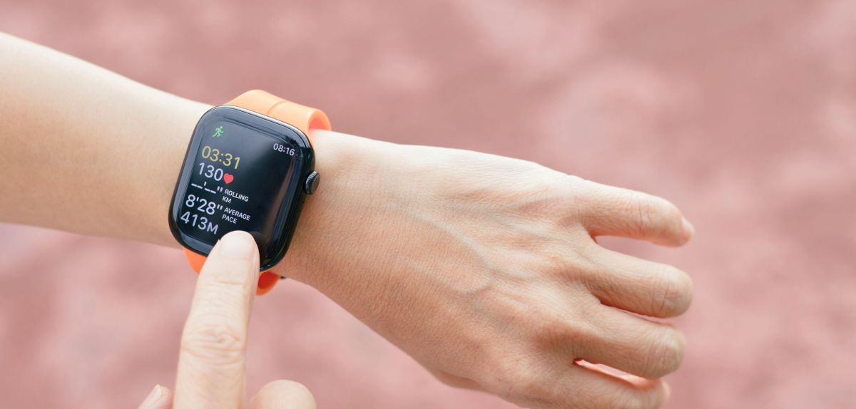 Person trägt eine Apple Watch am Handgelenk.