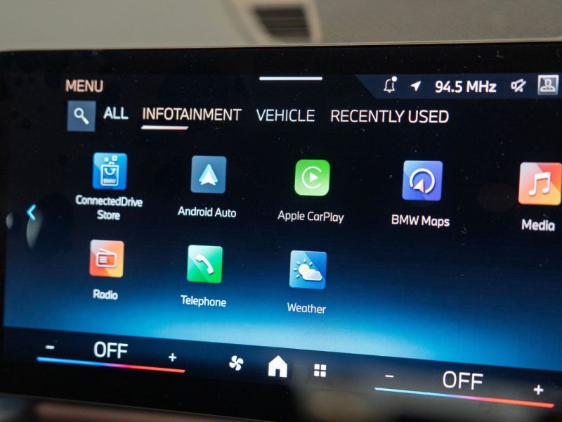 Apple CarPlay-App wird auf einem Fahrzeug-Display angezeigt.