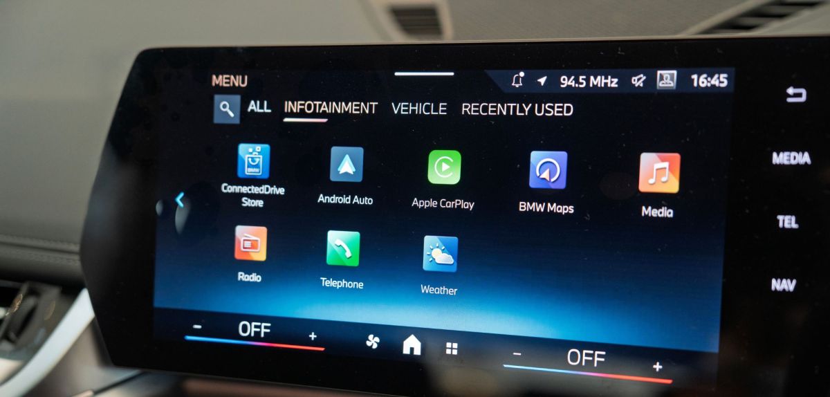 Apple CarPlay-App wird auf einem Fahrzeug-Display angezeigt.