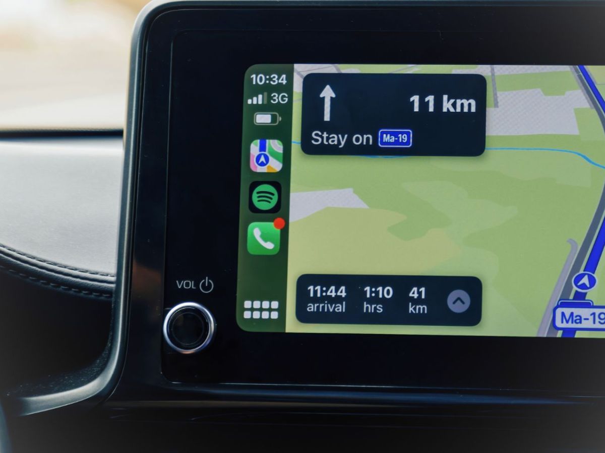 Apple CarPlay wird auf einem Fahrzeug-Bildschrim angezeigt.