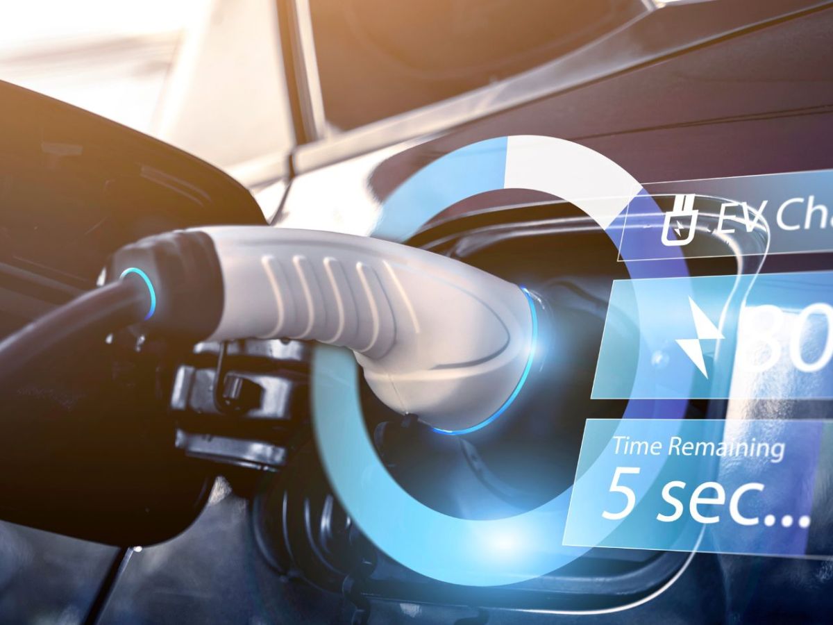Ein Elektroauto wird geladen. Daneben werden Werte zum Ladefortschritt und verbleibender Ladezeit angezeigt.