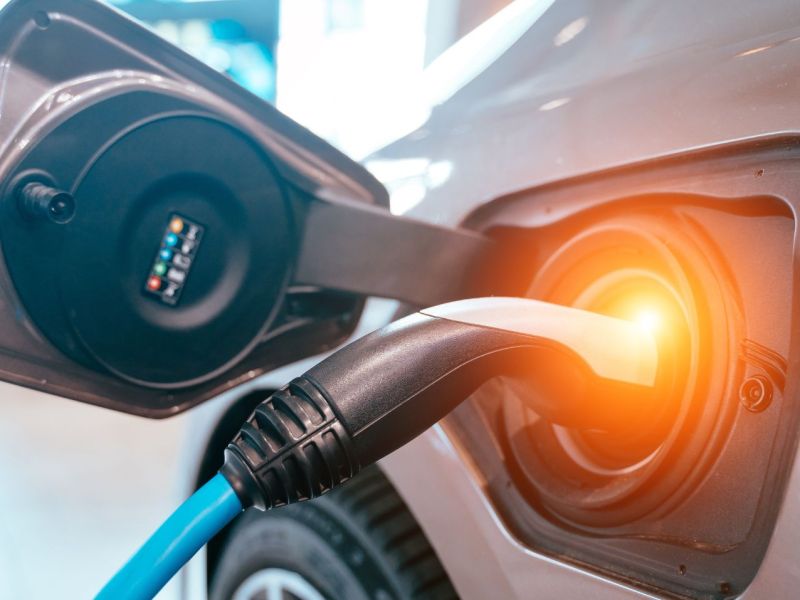 Elektroauto mit angeschlossenem Ladekabel.