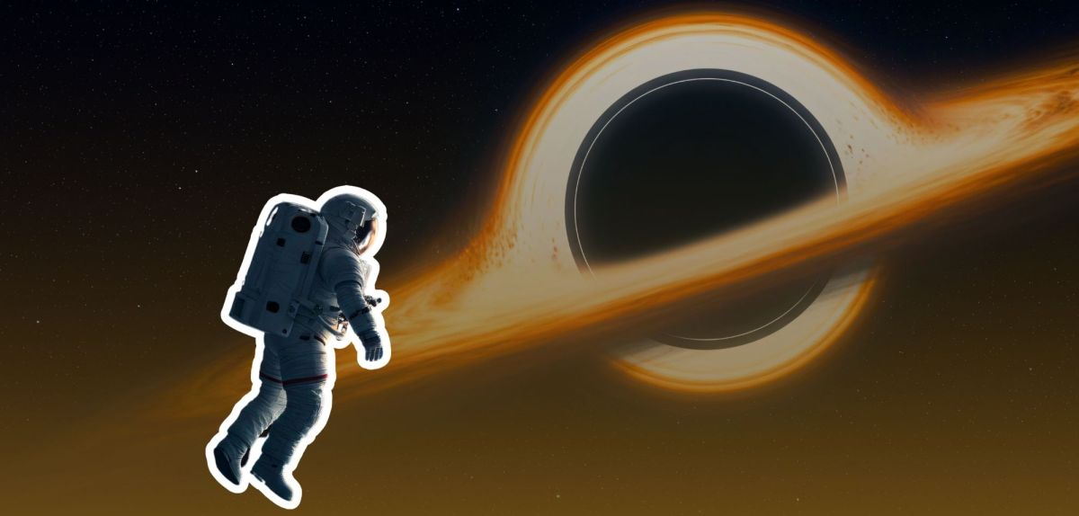 Astronaut schwebt vor einem Schwarzen Loch