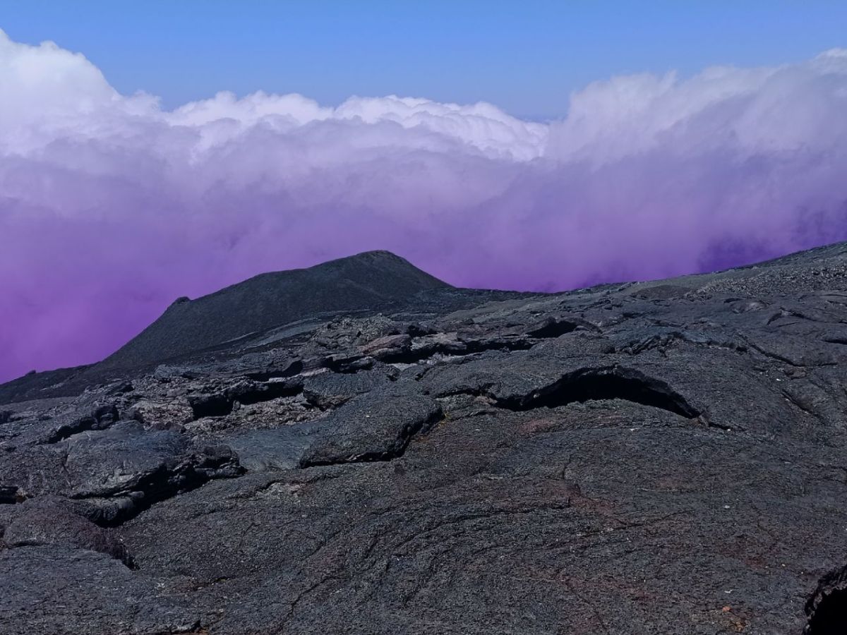 Lavaerdkruste und verbrannte Vulkanlandschaft auf dem Piton de la Fournaise