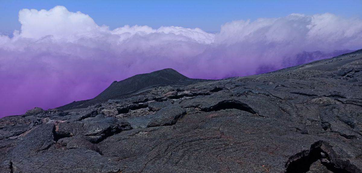 Lavaerdkruste und verbrannte Vulkanlandschaft auf dem Piton de la Fournaise