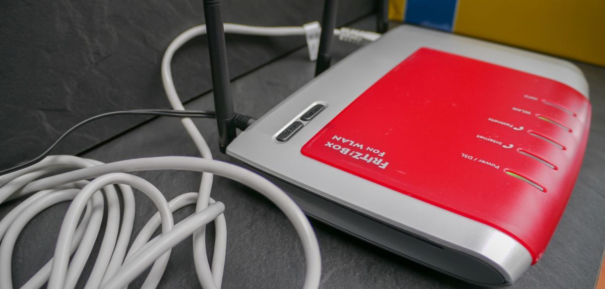 Ein FritzBox-Router auf einem Tisch.