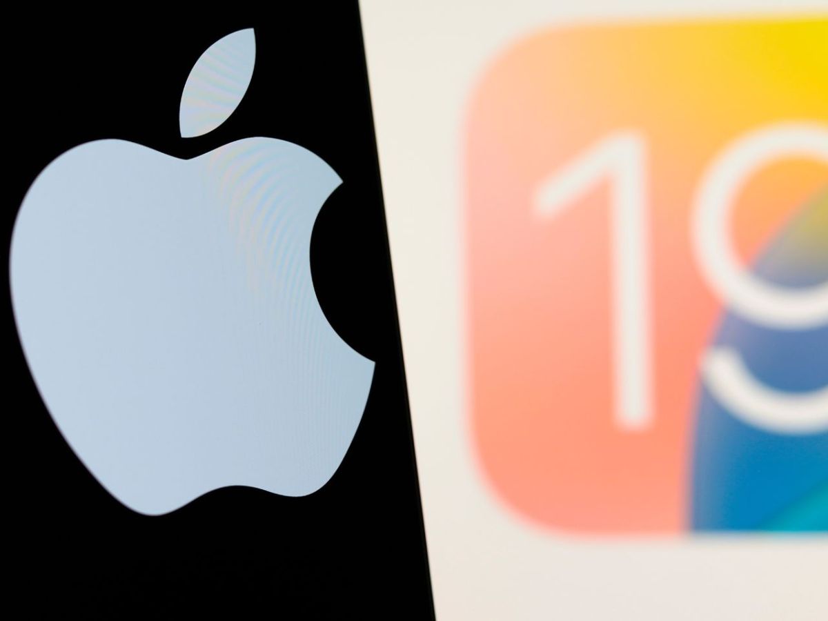 Smartphone mit einem Apple-Logo auf dem Display. Im Hintergrund das iOS 19-Logo.