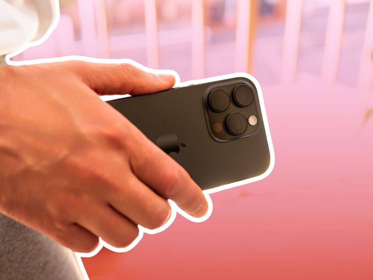 Person hält ein iPhone 16 Pro