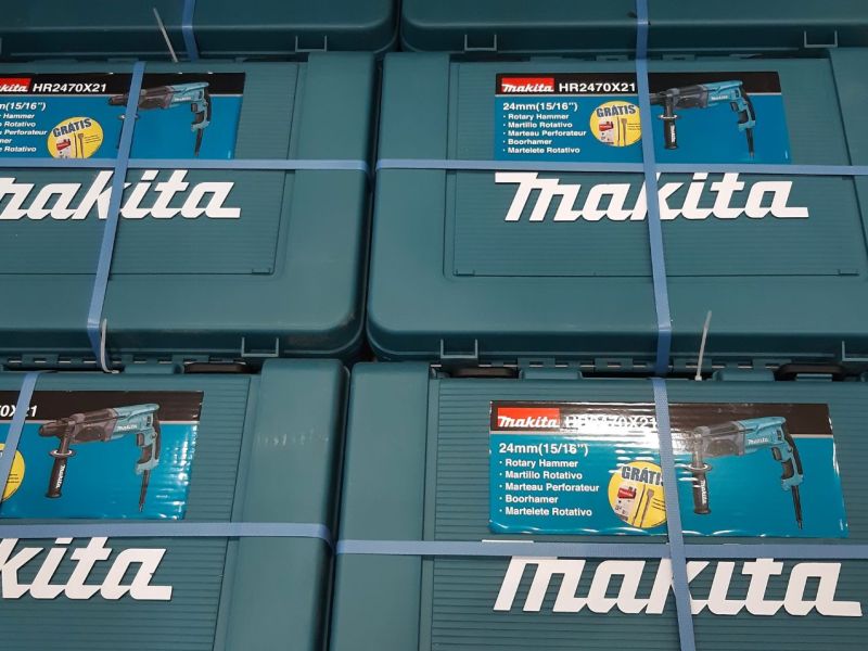 Makita-Akku-Werkzeugkästen in einer Auslage.