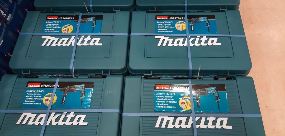 Makita-Akku-Werkzeugkästen in einer Auslage.