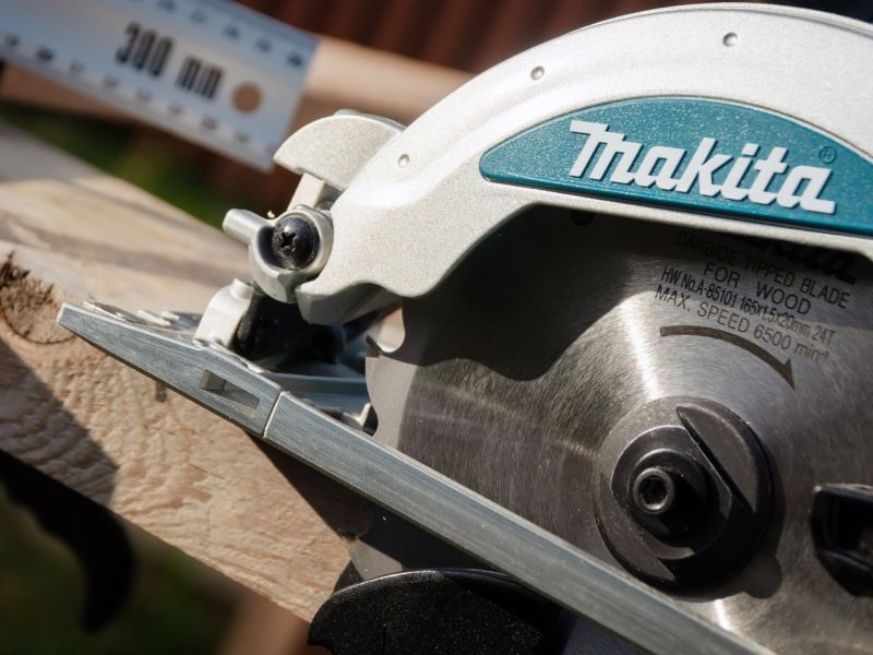 Makita-Akku-Handkreissäge bei der Arbeit.