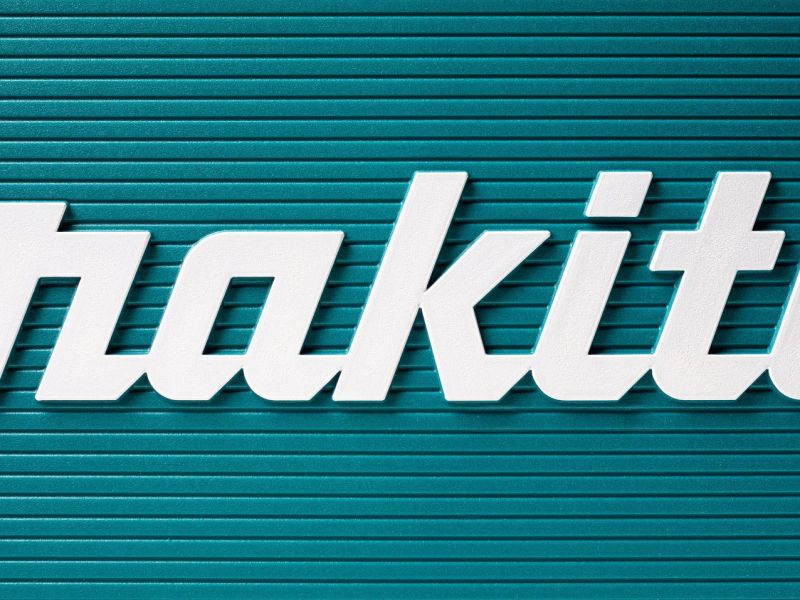 Makita-Logo auf türkisem Hintergrund.